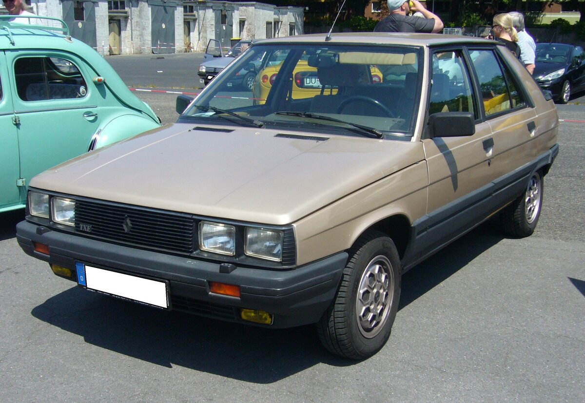 Renault R11 TXE, gebaut in den Jahren von 1983 bis 1988. Der Renault R11 war die Schrägheckversion, des bereits schon im Jahr 1981 vorgestellten Renault R9. Der gezeigte TXE ist mit einem Vierzylinderreihenmotor ausgerüstet, der aus einem Hubraum von 1721 cm³ zwischen 82 PS und 90 PS leistet. French Car Devotion an Mo´s Bikertreff in Krefeld am 04.06.2023.