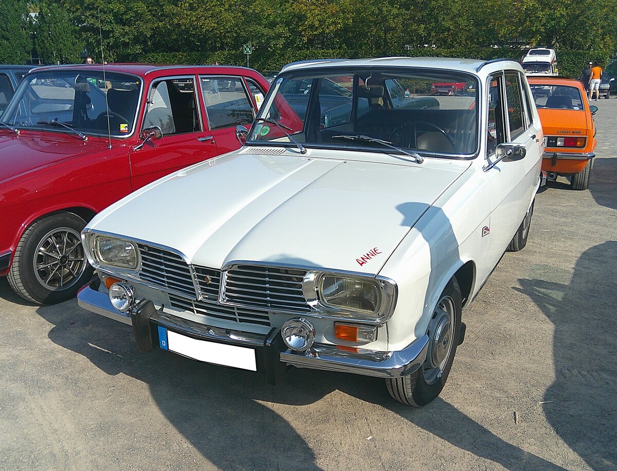 Renault R16 TL namens  Annie  im Farbton wei� 377 aus dem Jahr 1966. Der R16 wurde in f�nf Serien von 1965 bis 1980 produziert. Der im Januar 1965 vorgestellte R16 blieb insgesamt 15 Jahre im Verkaufsprogramm von Renault. F�r die Produktion des ca. 1.85 Millionen mal gebauten Modelles wurde eigens ein neues Werk in Sandouville/Normandie gebaut. Der Vierzylinderreihenmotor aus Vollaluminium leistet 57 PS aus einem Hubraum von 1.470 cm�. Der Wagen wurde 1966 erstmalig 1966 in Deutschland zugelassen und strahlt immer noch in der ersten Lackierung. Oldtimertreffen Nordstern Klassik in Gelsenkirchen am 16.08.2026. 