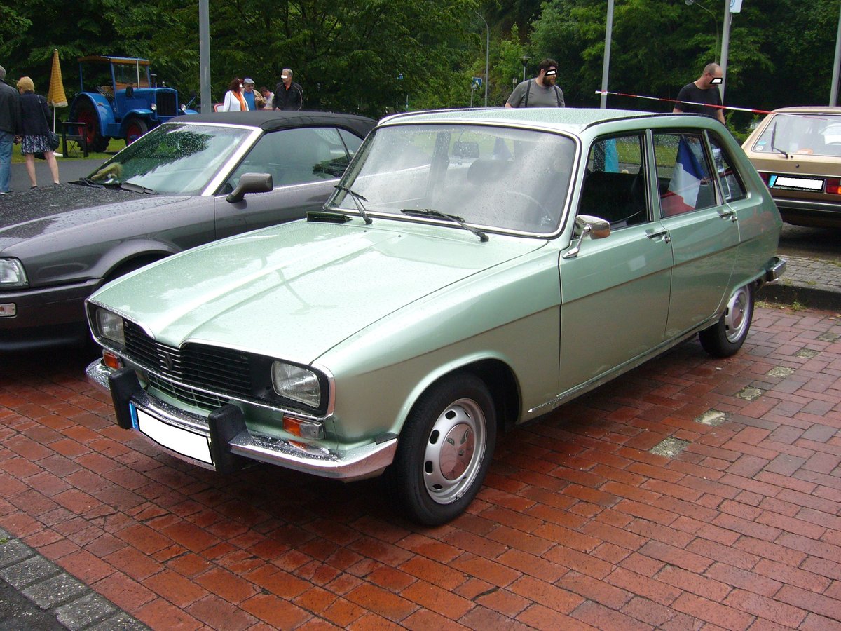 Renault R16, wie er von 1974 bis 1980 in Sandouville vom Band lief. In der abgelichteten
TL-Ausstattung ist der Wagen mit einem 4-Zylinderreihenmotor ausgerüstet, der aus 1565 cm³ Hubraum 67 PS leistet. Oldtimertreffen Prinz-Friedrich in Essen am 28.05.2017.