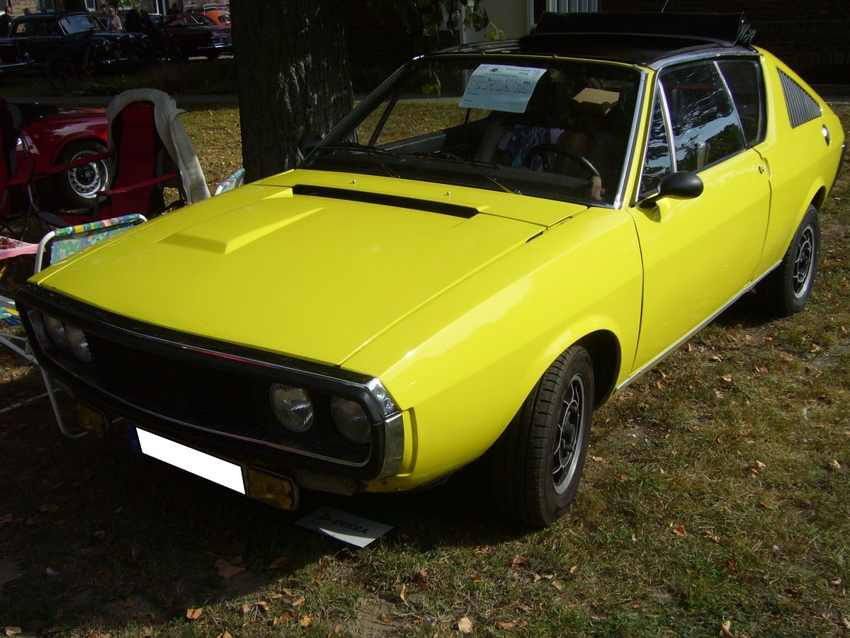 Renault R17TL, gebaut als Nachfolgerin der legendären Renault Caravelle von 1971 bis 1979 in zwei Serien. Im Grunde handelt es sich beim R17 um ein Coupe auf Basis des Renault R12. Hier wurde ein R17TL aus dem Jahr 1974, also der zweiten Serie, abgelichtet. Der Vierzylinderreihenmotor hat einen Hubraum von 1565 cm³ und leistet 90 PS. Oldtimertreffen des Oldtimerclubs Schermbeck am 22.09.2019 in Lühlerheim.
