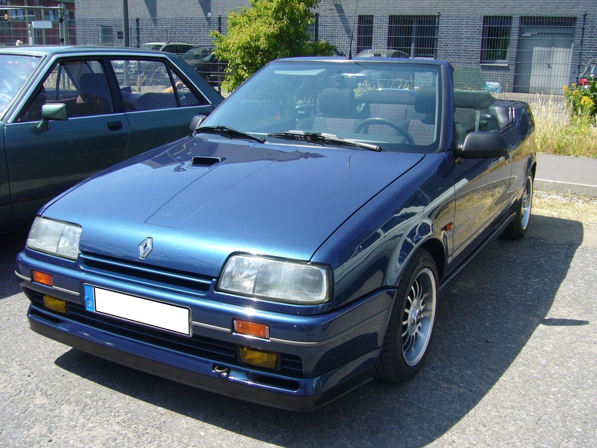 Renault R19 Cabriolet der ersten Serie. Die Cabriolets des Renault R19 wurden bei Karmann in Osnabrück montiert. Die Cabriolets der ersten Serie wurden nur 1991 und 1992 montiert. Das Modell konnte mit etlichen Motorisierungen bestellt werden. Oldtimertreffen an der  Alten Dreherei  in Mülheim an der Ruhr am 17.06.2023.