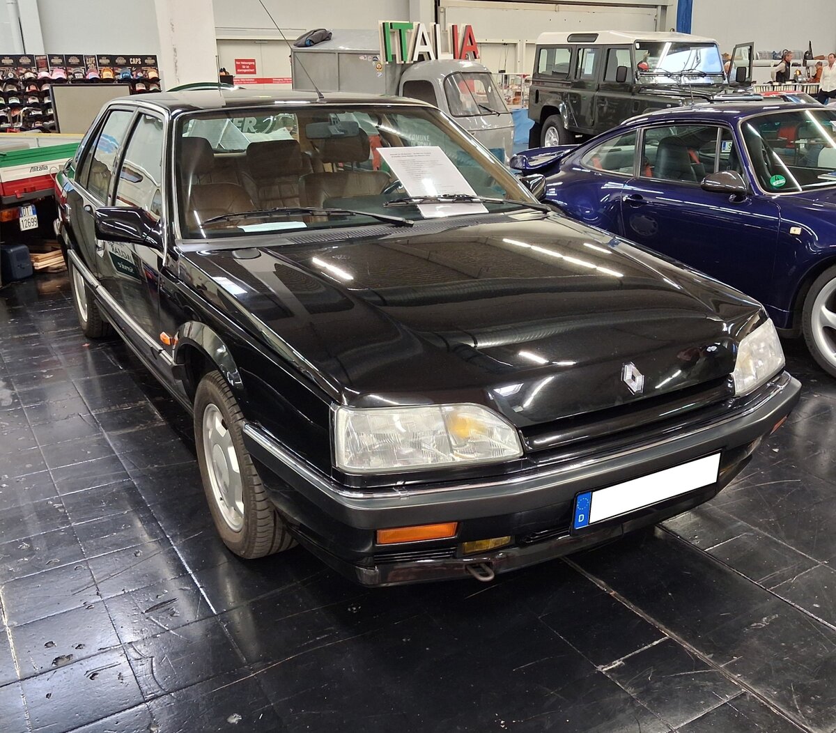 Renault R25  Baccara . Im Herbst 1984 brachte die Regie Renault mit dem neuen R25 das Nachfolgemodell f�r die bisherige Baureihe R20/R30 auf den Markt. Im Jahr 1988 folgte mit dem Modell  Baccara  das absolute Toppmodell der franz�sischen dieser Oberklasse-Limousine. Ber�hmt war der R25 f�r seine Bordelektronik mit digitalen Sprachansagen. Das Auto sprach mit dem Fahrer und wies akustisch auf offene T�ren, Tankreserven oder technische Fehler hin. Ein Premium-Soundsystem von Philips mit Lenkradfernbedienung war ebenfalls Standard. Die Innenausstattung bestand aus hochwertigem Connoly-Leder, Wurzelholz-Applikationen, einer Klimaautomatik und elektrisch verstellbaren Sitzen. Der Clou war ein Kleidersack aus echtem Leder, damit der Anzug zum Gesch�ftstermin  knitterfrei  war. Das Modell war mit zwei verschiedenen V6-Motoren lieferbar: Ein Saugmotor mit einem Hubraum von 2849 cm� und einer Leistung von 150 PS oder einem Turbomotor mit einem Hubraum von 2458 cm� und einer Leistung von 205 PS. Der gezeigte -Baccara- hat einen prominenten Erstbesitzer, n�mlich den mittlerweile verstorbenen  F�rst Rainier von Monaco . Dieser Wagen ist mit dem 150 PS Motor ausger�stet. Techno Classica Salon in Dortmund am 25.09.2026.