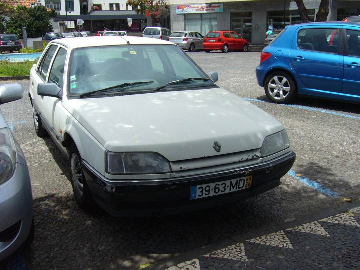 Renault R25, produziert im Werk Sandouville in den Jahren von 1984 bis 1992. Die Modellreihe R25 galt als Nachfolger der Baureihe R20 & R30. Das nur mit einer Schrägheckkarosserie lieferbare Auto war mit etlichen Motorisierungen lieferbar. Die Bandbreite begann bei einem Vierzylinderreihenmotor mit einem Hubraum von 1995 cm³ mit 101 PS und endete bei einem V6-Motor mit einem Hubraum von 2849 cm³. Stärkste Motorisierung war ein V6-Motor mit Turbolader, einem Hubraum von 2458 cm³ und einer Leistung von 205 PS. Des weiteren konnte man ein Auto mit einem Vierzylinderreihendieselmotor ordern. Insel Madeira im Juli 2016.