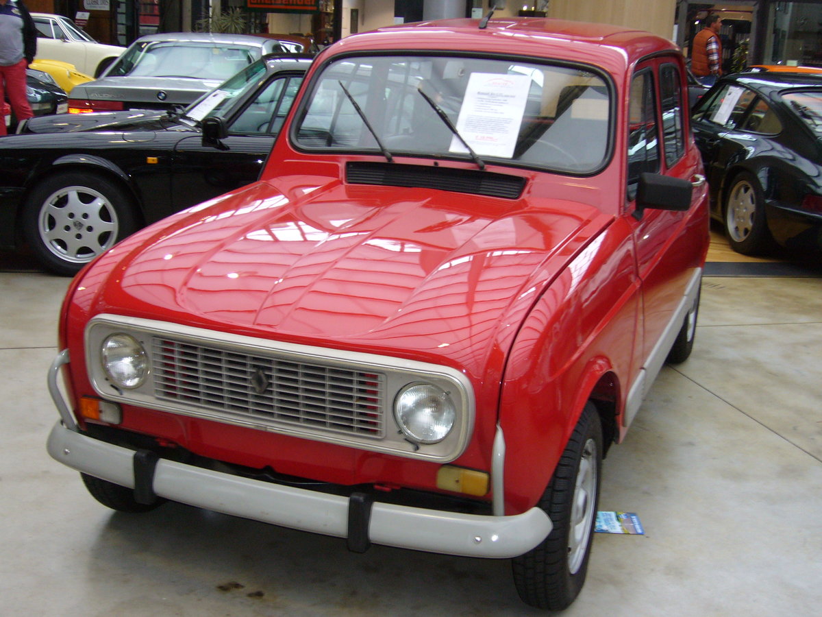 Renault R4 GTL. Der R4 wurde bereits 1961 vorgestellt. Hier wurde ein GTL der letzten Serie, aus dem Jahr 1988 abgelichtet. Der 4-Zylinderreihenmotor leistet 34 PS aus 1108 cm³ Hubraum. Herbstfest an der Düsseldorfer Classic Remise am 02.10.2016. 