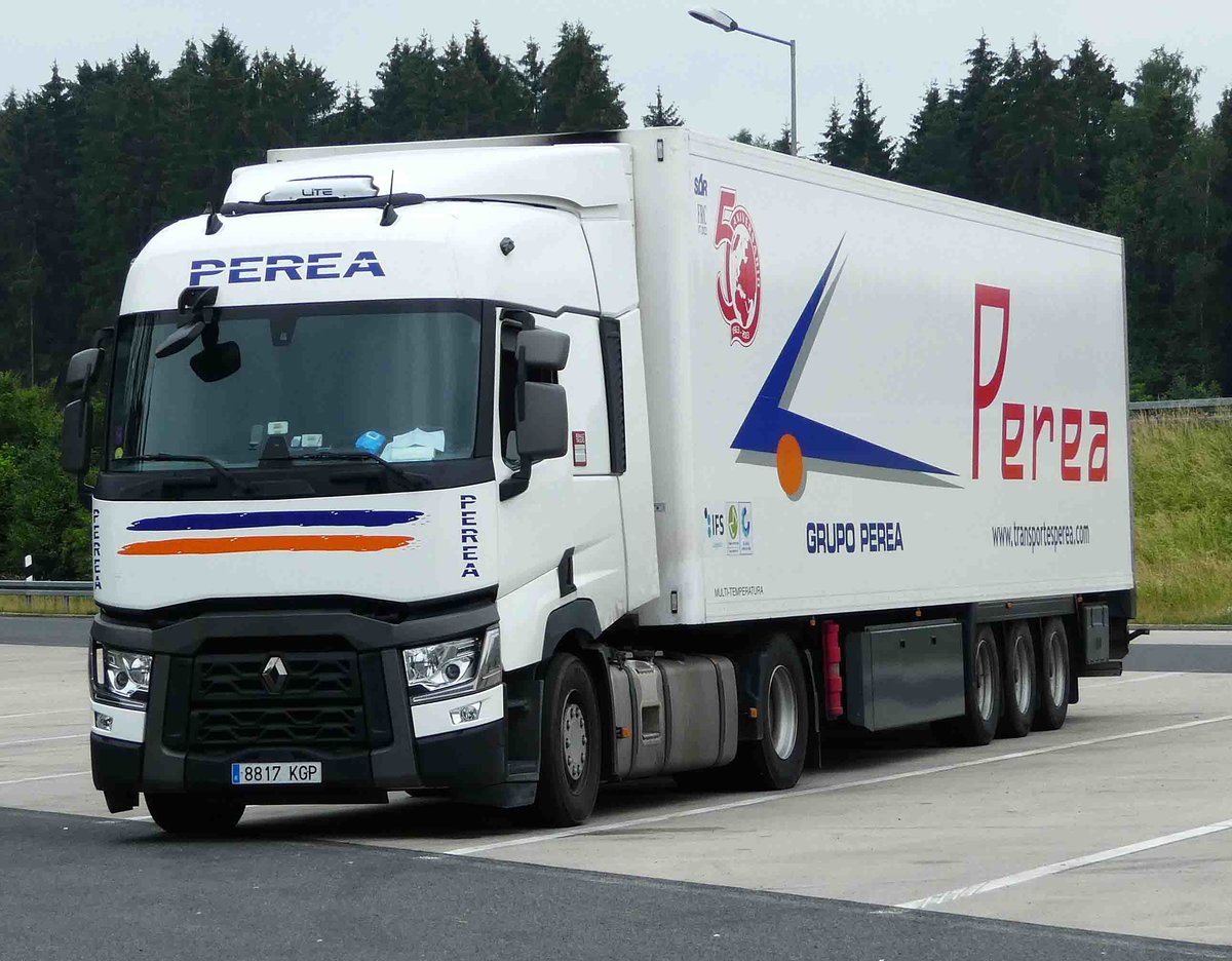 =Renault-Sattelzug der Spedition  PEREA  rastet im Juni 2018 an der E 46