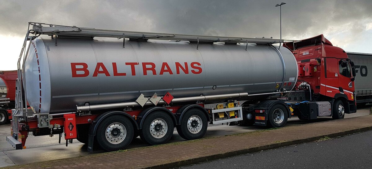 =Renault Tanksattelzug der Spedition BALTRANS rastet im März 2023 an der A 7