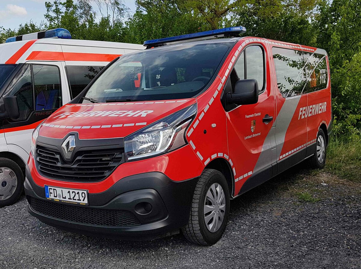 =Renault Trafic als MTW der Feuerwehr EITERFELD OT LEIMBACH/BETZENROD steht auf dem Parkplatz der RettMobil 2022, 05-2022