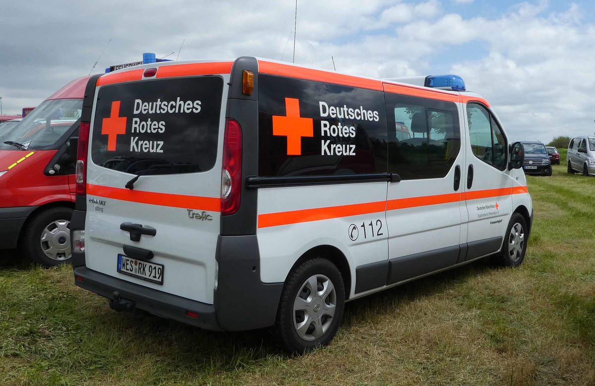 =Renault Trafic des DRK-Stadtverbandes RHEINBERG, abgestellt auf dem Parkplatz der Rettmobil 2019 in Fulda, 05-2019