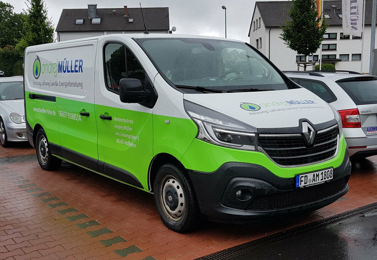 =Renault Trafic des Heizungsbauers MÜLLER steht im Juli 2021 in Fulda