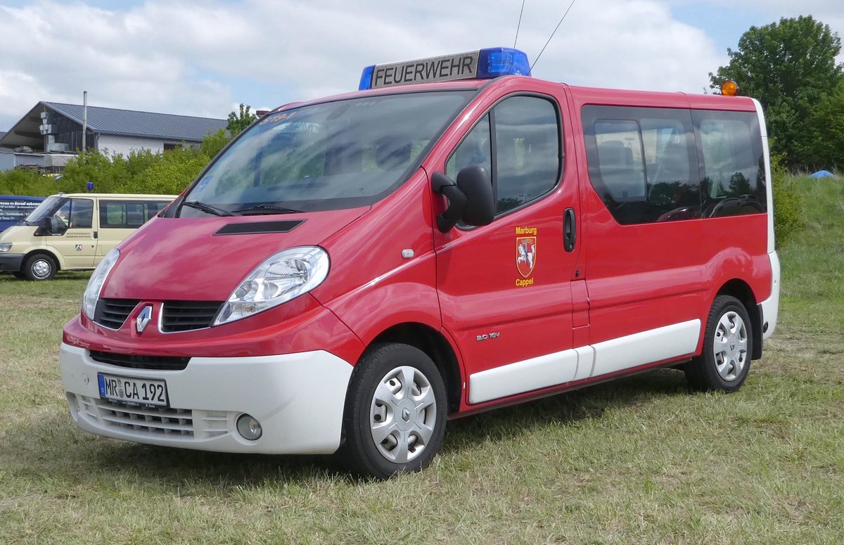 =Renault Trafic der Feuerwehr MARBURG-CAPPEL, abgestellt auf dem Besucherparkplatz der Rettmobil 2019 in Fulda, 05-2019