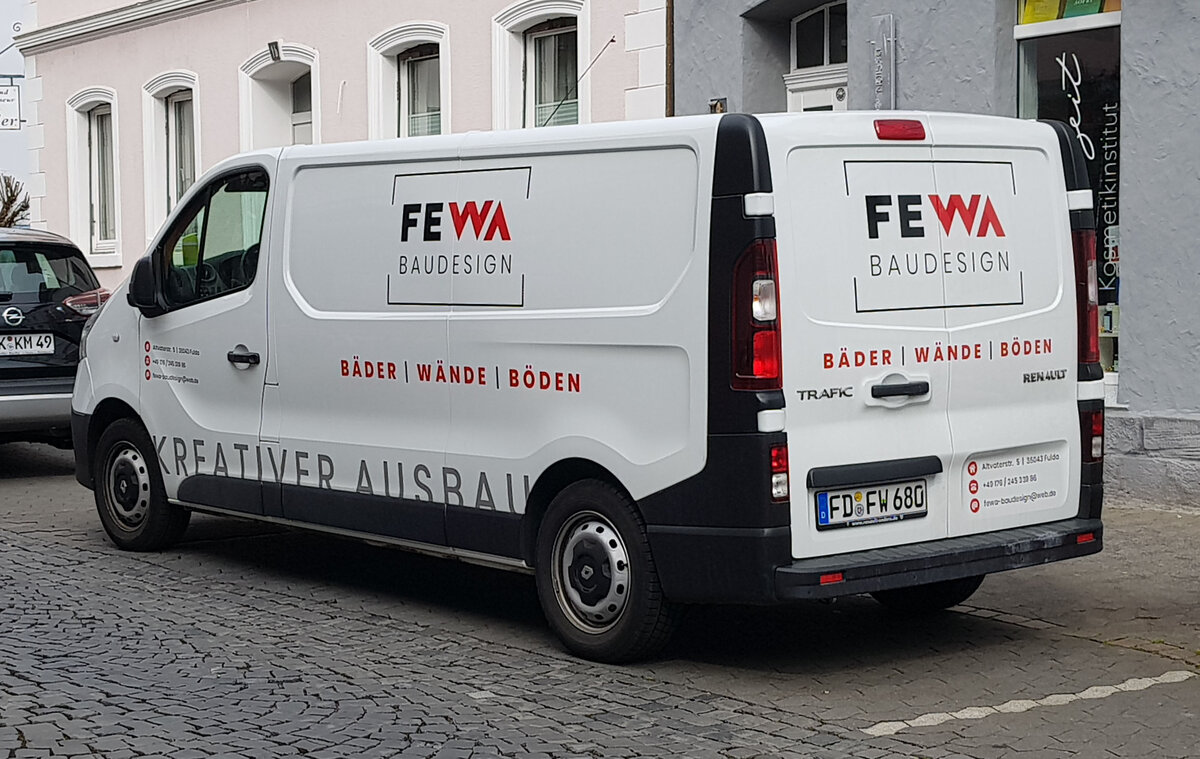 =Renault Trafic von FEWA-Baudesign steht im April 2021 in Hünfeld