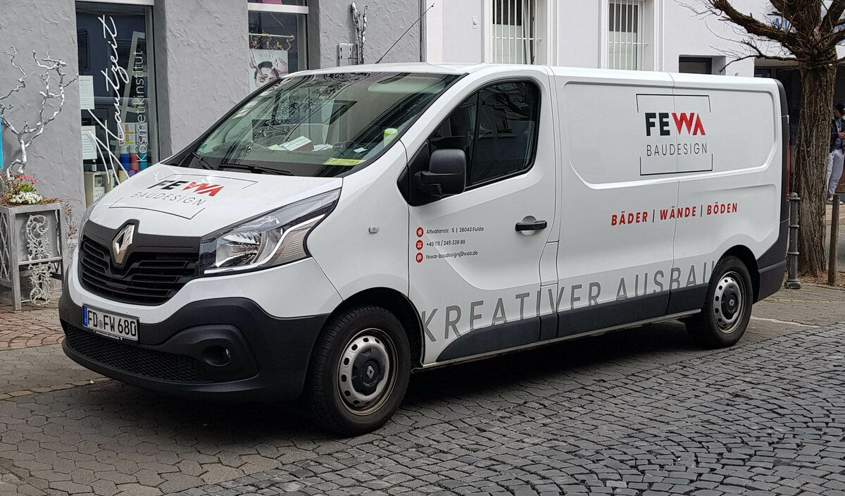 =Renault Trafic von FEWA-Baudesign steht im April 2021 in Hünfeld