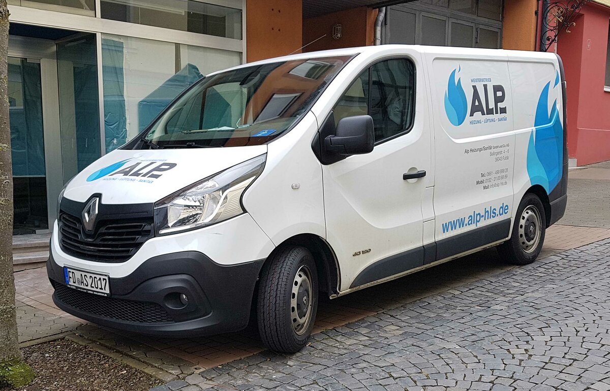 =Renault Trafic der Firma ALP steht im März 2022 in Würzburg