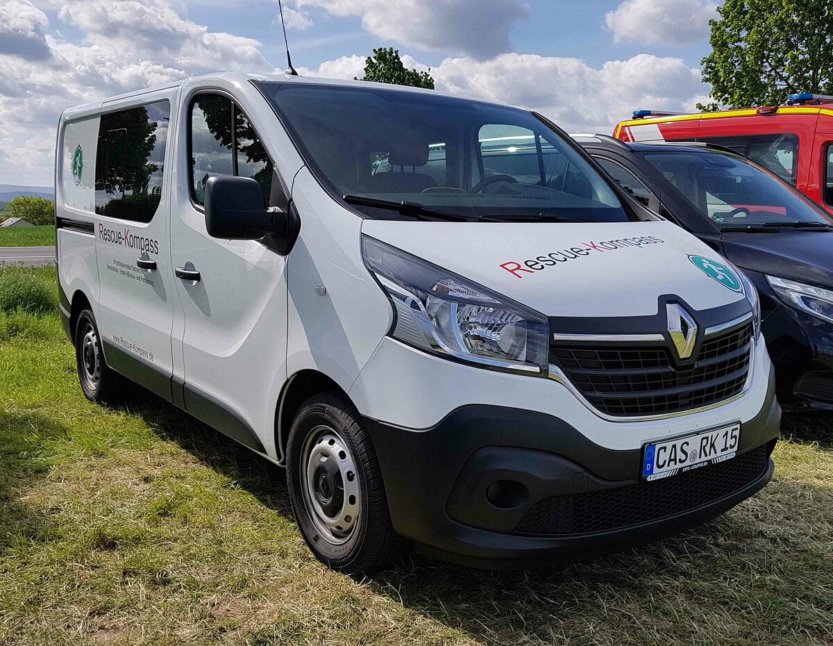 =Renault Trafic von RESCUE-KOMPASS, abgestellt auf dem Parkplatz der RettMobil im Mai 2022