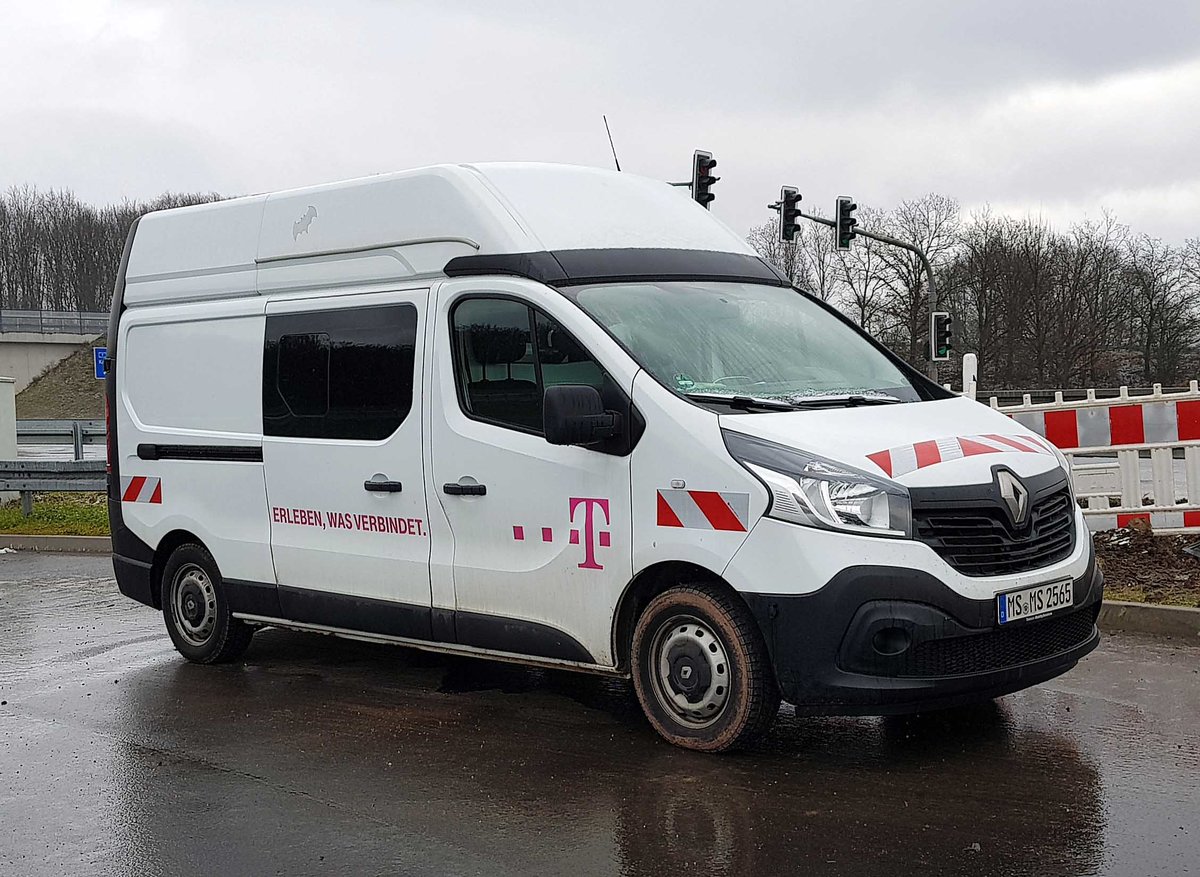 =Renault Trafic der TELEKOM steht auf dem neu gestalteten Rastplatz Fulda Nord, 03-2021