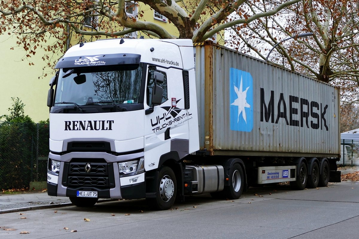 Renault Truck mit Container 'MAERSK'. Berlin im Dezember 2018.