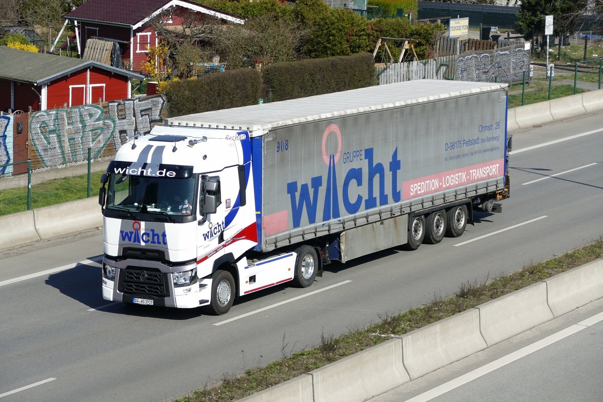 Renault Trucks T - Planensattelzug von 'Wicht- Logistik Transport' GmbH. Berlin im März 2021.