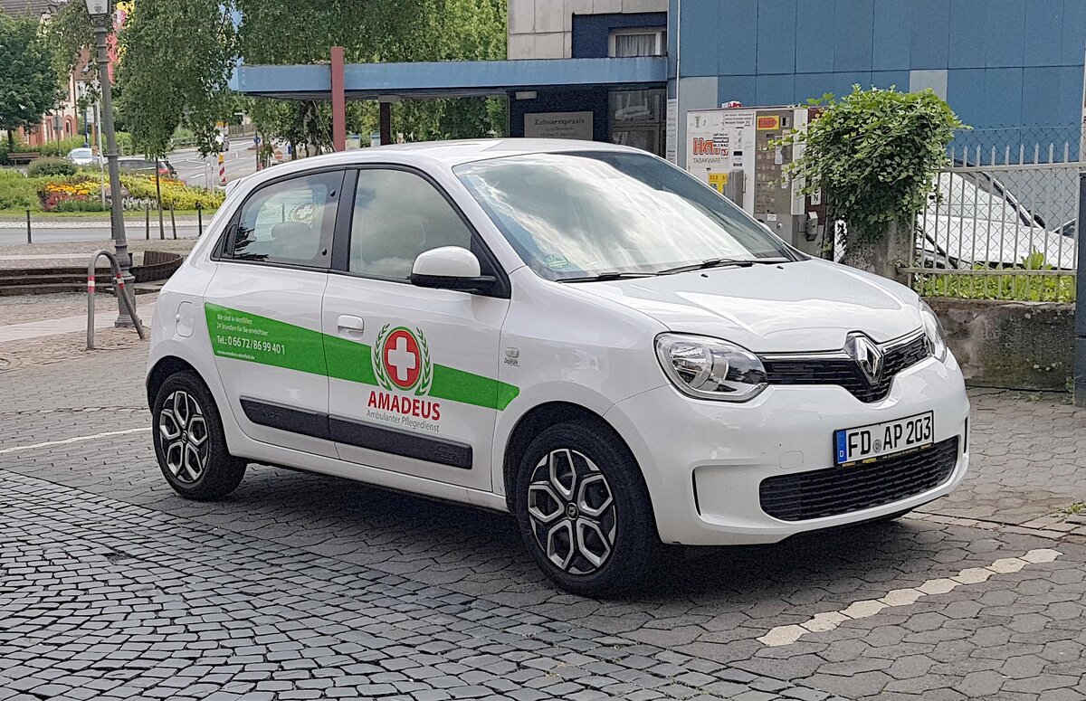 =Renault Twingo vom Pflegedienst AMADEUS steht im Juni 2021 in Hünfeld