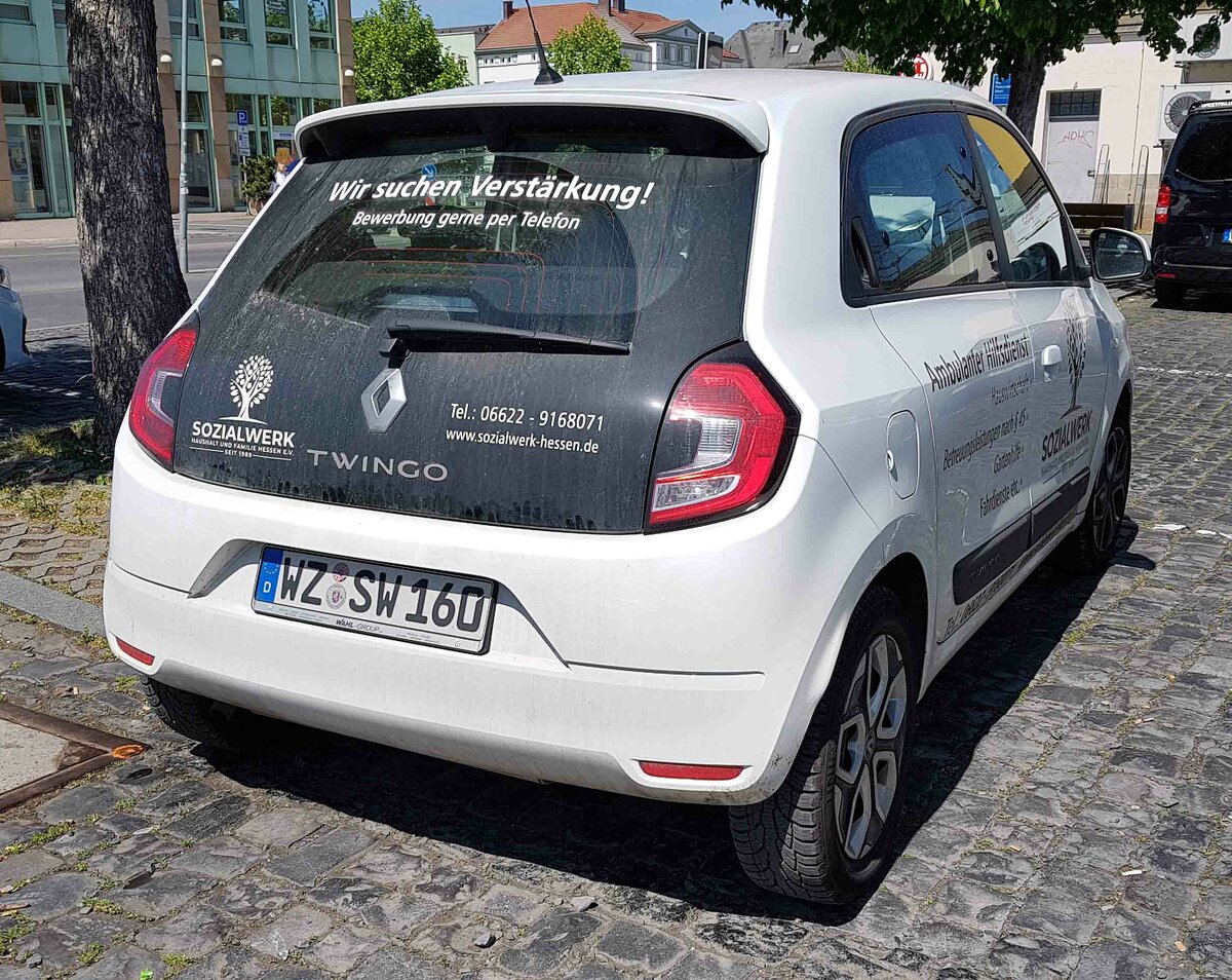 =Renault Twingo vom SOZIALWERK HESSEN steht im Mai 2023 in Fulda