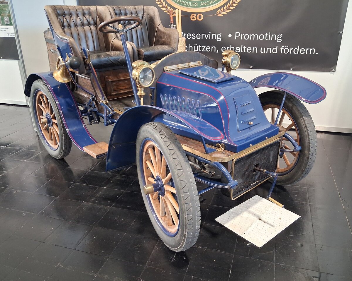 Renault Type G Phaeton. Das Modell wurde 1901 vorgestellt und war in mehreren Karosserieversionen zu bekommen. Der hier gezeigte, zweisitzige, Phaeton soll aus dem Jahr 1902 stammen. Der Type G war eines der ersten Renault-Modelle mit der typischen Kohlenschaufel-Motorhaube, die typisch f�r etliche fr�he Renault-Modelle war. Gebremst wird das Gef�hrt �ber Trommelbremsen an der Hinterachse, die mittels eines Handhebels bet�tigt wird. Der Einzylindermotor stammt noch nicht von Renault, sondern wurde von De Dion Bouton geliefert. Der Motor hat einen Hubraum von 943 cm� und leistet zwischen 6 PS und 8 PS. Techno Classica Salon in Dortmund am 25.09.2026.