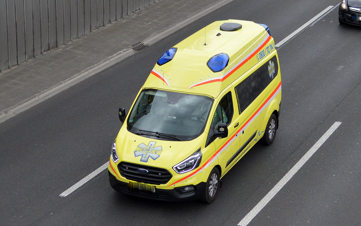 Rene Roske Krankentransporte Roske aus Berlin mit einem Ford Tourneo Krankentransportfahrzeug am 26.04.21 Berliner Stadtautobahn Höhe Knobelsdorffbrücke.