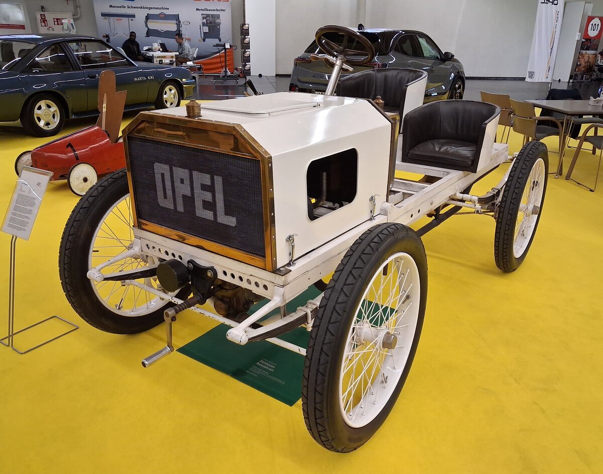 Replika eines Opel 12 PS Rennwagens aus dem Jahr 1903. Der originale Rennwagen aus dem Jahr 1903 ist verschollen. Das gezeigte Fahrzeug wurde von Opel Classic auf dem Chassis eines Opel 10/12 PS aufgebaut. Mit dem Original-Rennwagen gewann Fritz von Opel am 31.08.1903 den Klassensieg bei einem Rennen in Frankfurt am Main. Der Wagen kam damals sehr spartanisch einher. Um Gewicht zu sparen, wurden gro�e Teile der Karosserie und die Kotfl�gel weg gelassen. Der wassergek�hlte Zweizylinderreihenmotor hat einen Hubraum von 1885 cm� und leistet 12 PS. Als H�chstgeschwindigkeit wurde damals 72 km/h gemessen. Techno Classica Salon in Dortmund am 25.09.2026.
