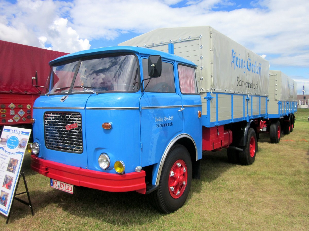 Restaurierter Skoda-Lastzug (2-Achs Motorwagen mit 3-Achs Hänger) am 14.06.2014 in Wismar