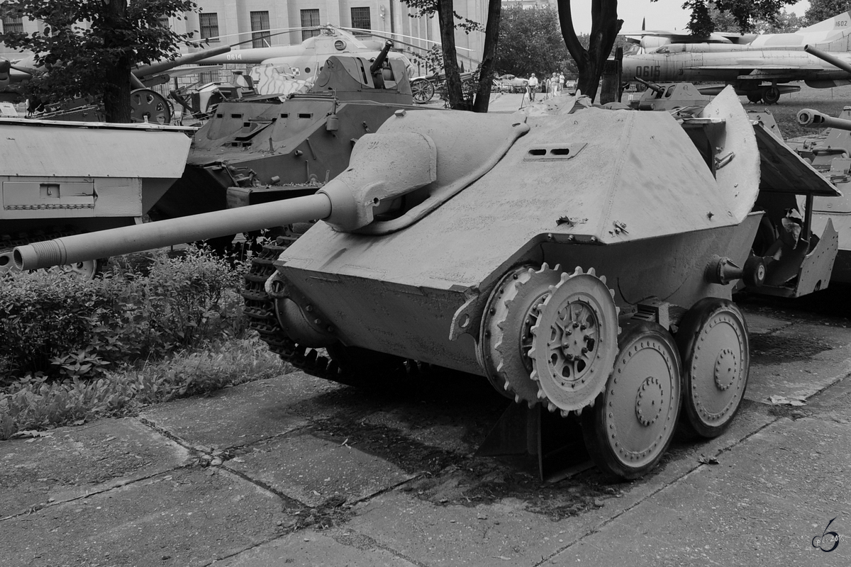 Reste eines Jagdpanzers 38(t)  Hetzer  der deutschen Wehrmacht im Museum der Polnischen Armee (Warschau, August 2011)