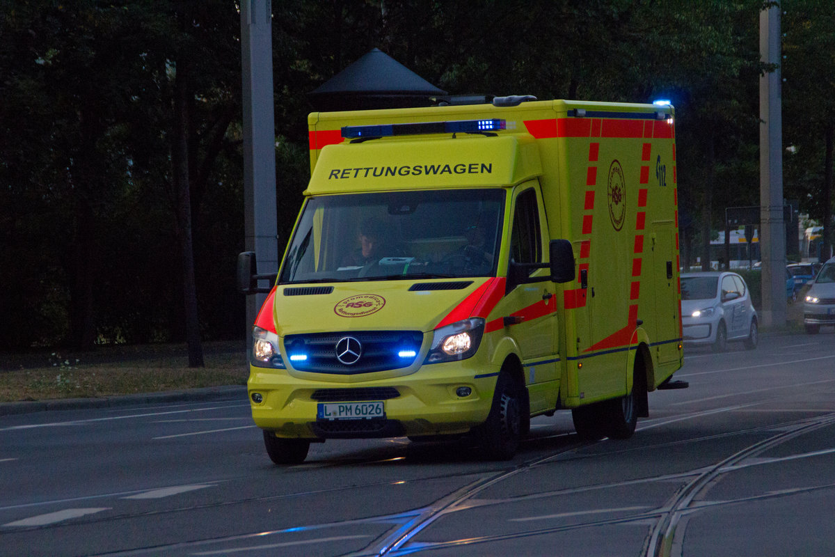 Rettungstransportwagen RTW des privaten Rettungsdienst Promedica ASG auf Einsatzfahrt in der Innenstadt von Leipzig am 23.07. 2018