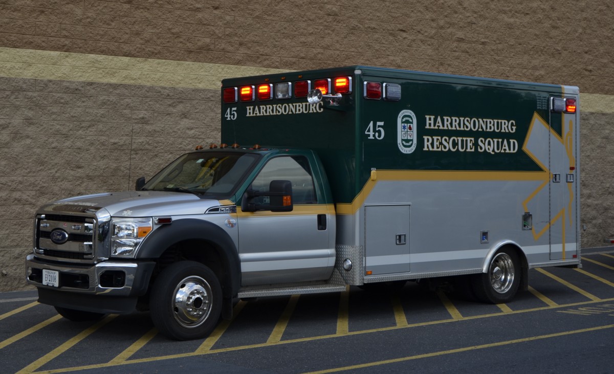Rettungswagen 45 der Rescue Squad  Harrisonburg bei einem Einsatz  vor einem Kaufhaus. (24.10.13).