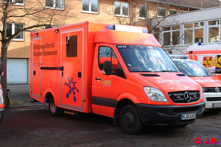 Rettungswagen des ASB von Mercedes Benz Sprinter Aufbau Wietmarschener-Ambulanz-Sonderfahrzeuge (WAS). Aufgenommen am 11.01.2014 am Robert- Koch-Krankenhaus in Gehrden Region Hannover.