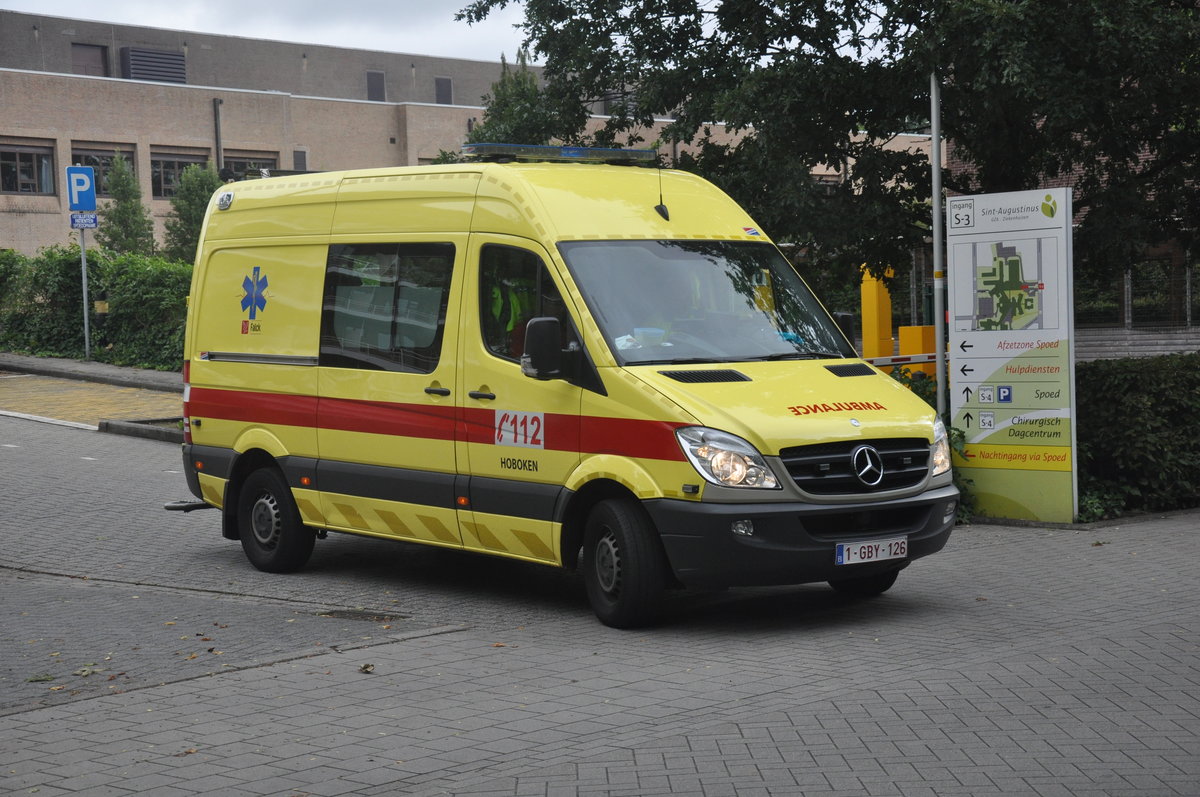 Rettungswagen Mercedes-Benz Sprinter von Falck-Ambuce der Rettungswache Hoboken, aufgenommen 27.07.2015 am Krankenhaus Sint-Augustinus Spoorweglaan Wilrijk