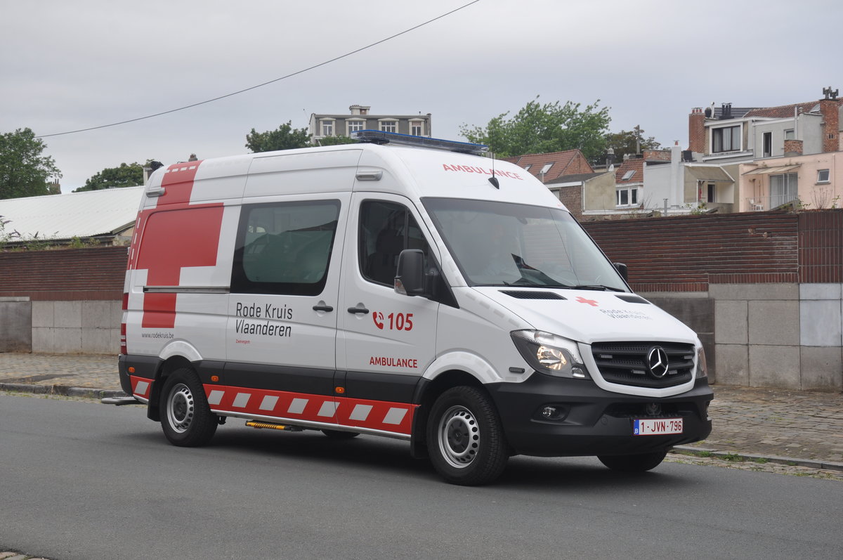 Rettungswagen Mercedes-Benz Sprinter, Rotes Kreuz Vlaanderen, Abt Zwevegem, aufgenommen 21.07.2015 am Luchtmachtlaan Etterbeek 