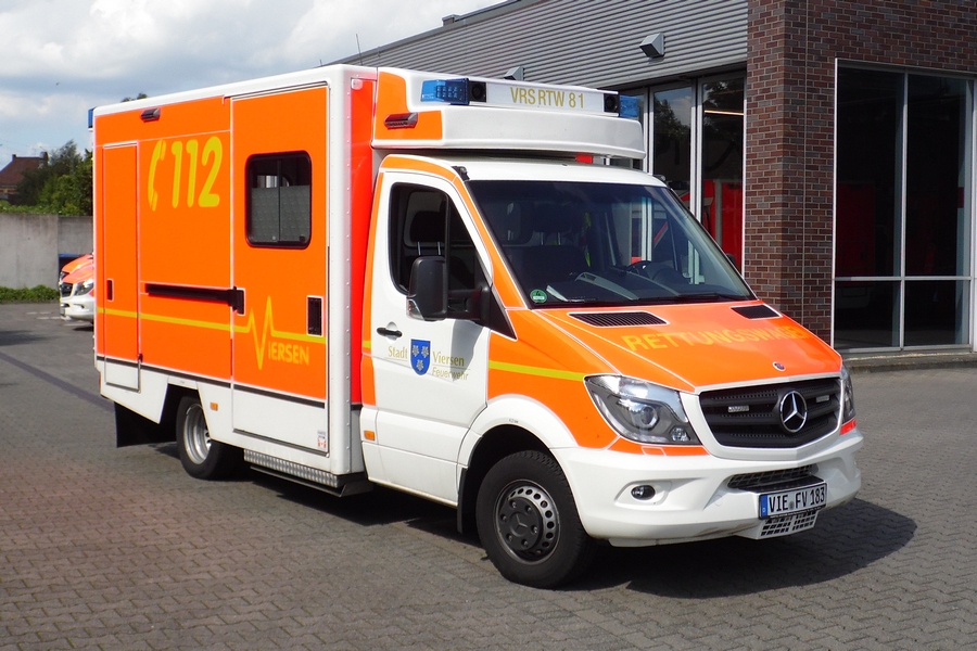 Rettungswagen (RTW) der Freiwilligen Feuerwehr Viersen Technische Daten: Mercedes-Benz Sprinter 519 CDI Aufbau durch die Firma Fahrtec Automatikgetriebe Ausstattung: Fahrtrage der Firma Stollenwerk EKG/Defibrillator Corpuls C³ Absaugpumpe Weinmann Accuvac Rescue Beatmungsgerät Spritzenpumpe Notfallrucksack PAX Wasserkuppe Schaufeltrage Ferno 65 EXL Rettungskorsett Ferno Modell 125 Halskrausen Laerdal Stifnec Vakuummatratze & Vakuumschienen Fototermin war 8.8.14 in Viersen
