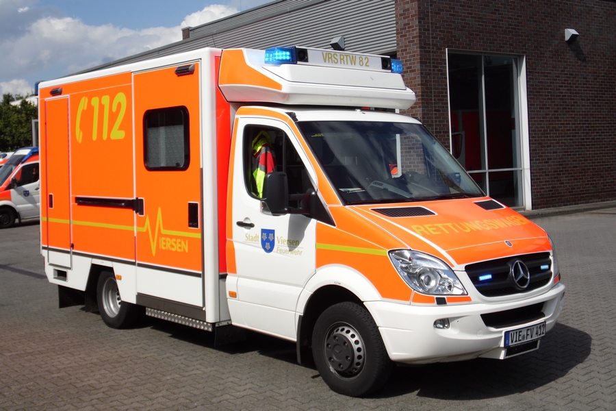 Rettungswagen (RTW) der Freiwilligen Feuerwehr Viersen

Technische Daten:

Mercedes-Benz Sprinter 519 CDI
Aufbau durch die Firma Fahrtec
Automatikgetriebe
Ausstattung:

Fahrtrage der Firma Stollenwerk
EKG/Defibrillator Corpuls C³
Absaugpumpe Weinmann Accuvac Rescue
Beatmungsgerät
Spritzenpumpe
Notfallrucksack PAX Wasserkuppe
Schaufeltrage Ferno 65 EXL
Rettungskorsett Ferno Modell 125
Halskrausen Laerdal Stifnec
Vakuummatratze & Vakuumschienen
Fototermin war 8.8.14 in Viersen