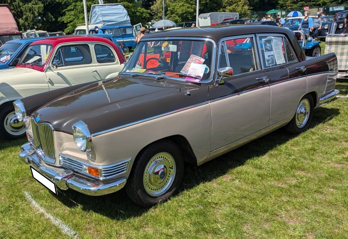 Riley 4/72 mit einer Erstzulassung vom 03.03.1969. Die von Pininfarina gezeichnete Karosserie ist in der seit Ende der 1950´er Jahre modernen Trapezform gehalten. Auch dieses Modell ist wieder ein Beispiel f�r das typisch, britische,  Badge Engineering . Denn auch der Austin A60  Cambridge  und die 15´er und 16´er Modelle von Wolseley waren optisch fast identisch. Von 1961 bis 1969 setzte die Marke aus Coventry etwas �ber 14.000 Autos dieses Typs ab. Der Vierzylinderreihenmotor hat einen Hubraum von 1622 cm� und leistet rund 60 PS. In unserem Nachbarland �sterreich wurde dieses Modell als Riley  Comet  verkauft. Abergavenny Steam and Vintage Show am 27.05.2023.