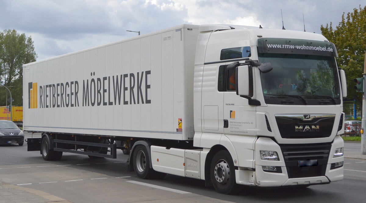 RMW Wohnmöbel GmbH & Co. KG  mit einem Sattelzug und MAN TGX 18.460 Zugmaschine am 26.09.22 Berlin Marzahn.