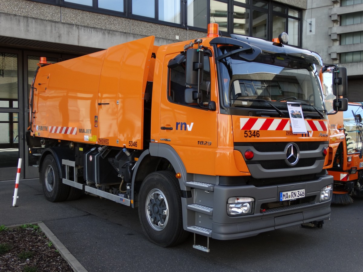 RNV Mercedes Benz Axor Zweiwege Kehrmaschiene am 18.10.14 in Mannheimer Betriebshof beim Tag der Offenen Tür