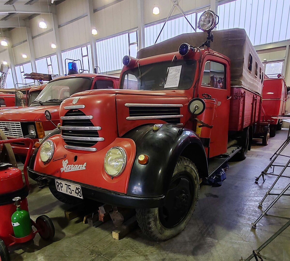 =Robur Garant, als ehemaliges Feuerwehrfahrzeug, abgestellt in der Depothalle des Fuldaer Feuerwehrmuseums, 11-2025