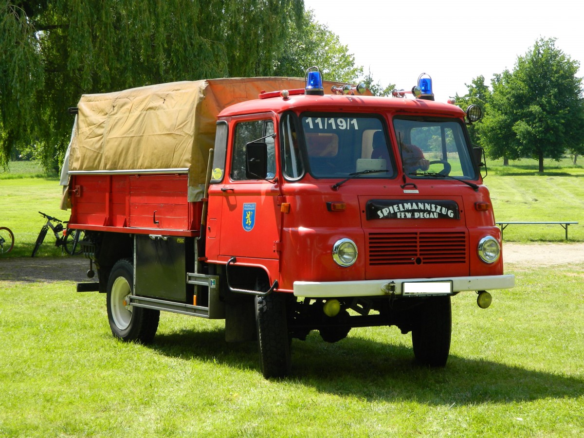 ROBUR LO als Mannschaftswagen des Spielmannszuges der FFw Pegau. Es wurde aufgespielt am 31.5.2014 auf dem Feuerwehrfest in Großgörschen zum 80. Jahrestag.