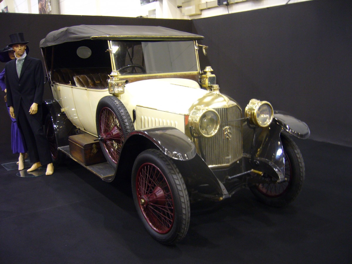 Rochet-Schneider Open Tourer von 1912. Die Firma aus Lyon produzierte schon seit 1894 Automobile. Die PKW-Produktion wurde 1932 eingestellt. Bis 1951 produzierte man noch Nutzfahrzeuge. Der 4-Zylinderreihenmotor hat einen Hubraum von 4.8l. Essen-Motor-Show am 05.12.2014.