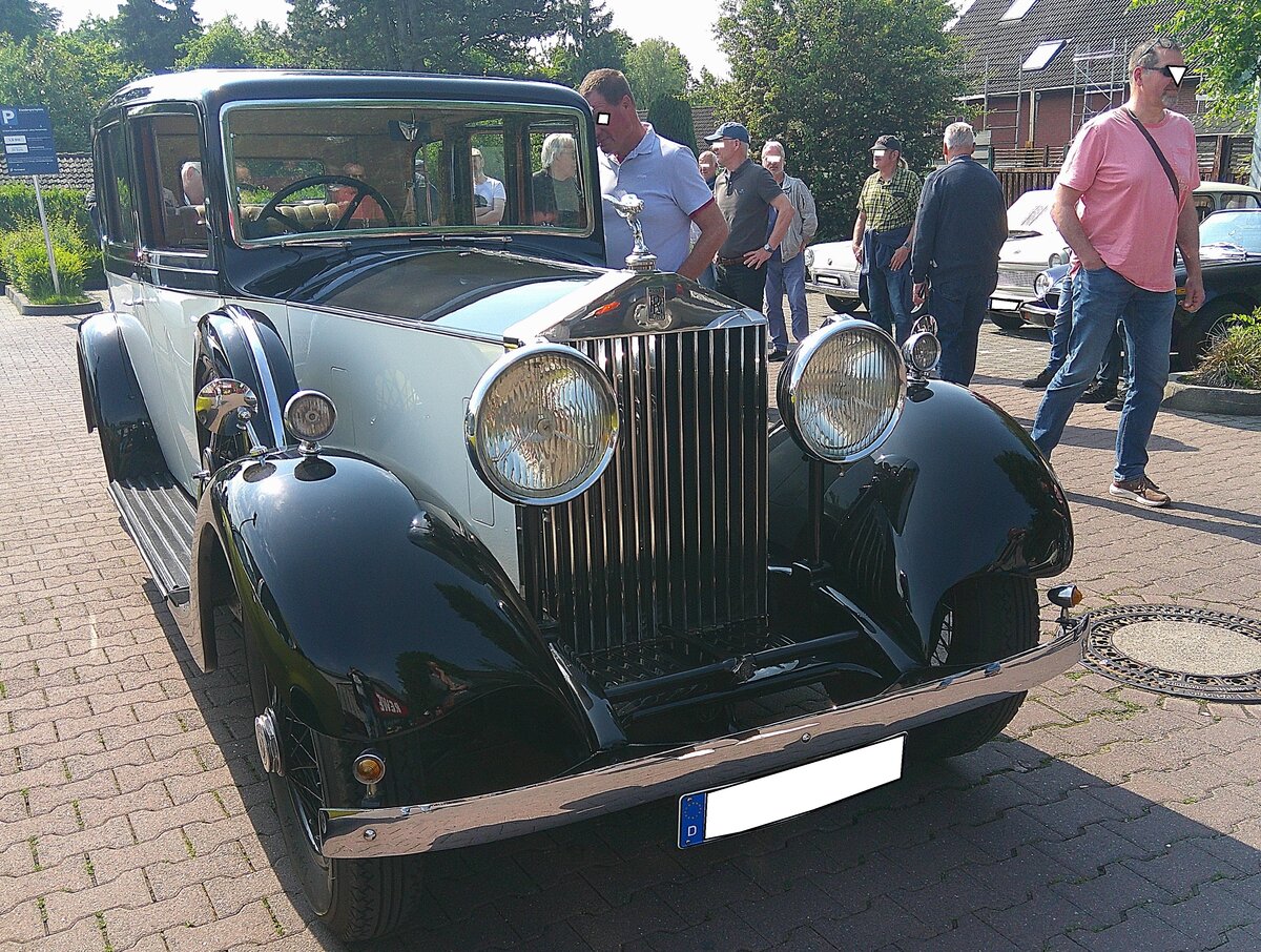 Rolls Royce 20/25 HP Pullman Limousine. Das Chassis dieses 20/25 HP wurde 1934 an Thrupp & Maberly coachworks in Cricklewood (Gro�raum London) ausgeliefert. Im Auftrag von Mr. Jack Barclay, dem Miteigent�mer der Barclay´s Bank (heute Barclay´s PLC), erhielt der Wagen dort diese Pullman Karosserie in klassischer Holz- und Aluminium-Bauweise. Damit der Chauffeur nicht mitbekommt, was hinten besprochen wird, ist nat�rlich auch eine Trennscheibe zum hinteren Fahrgastraum verbaut. Der Sechszylinderreihenmotor hat einen Hubraum von 3669 cm� und leistet rund 75 PS. Laut dem Eigent�mer dieses 20/25 HP soll die H�chstgeschwindigkeit immer noch rund 120 km/h betragen. Oldtimertreffen Essen-Burgaltendorf am 10.05.2026.