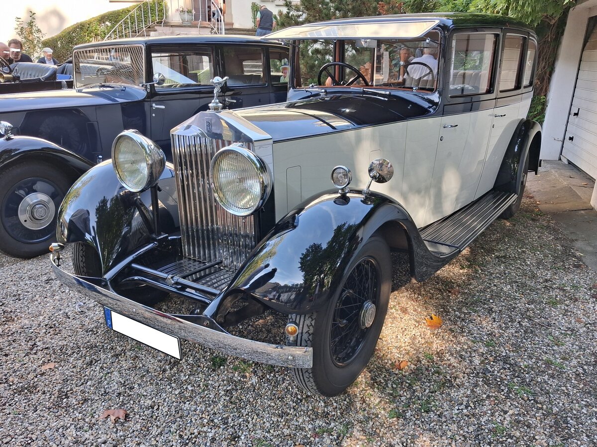 Rolls Royce 20/25 HP Pullman Limousine. Das Chassis dieses 20/25 HP wurde 1934 an Thrupp & Maberly coachworks in Cricklewood (Gro�raum London) ausgeliefert. Im Auftrag von Mr. Jack Barclay, dem Miteigent�mer der Barclay´s Bank (heute Barclay´s PLC), erhielt der Wagen dort diese Pullman Karosserie in klassischer Holz- und Aluminium-Bauweise. Damit der Chauffeur nicht mitbekommt, was hinten besprochen wird, ist nat�rlich auch eine Trennscheibe zum hinteren Fahrgastraum verbaut. Der Sechszylinderreihenmotor hat einen Hubraum von 3669 cm� und leistet rund 75 PS. Laut dem Eigent�mer dieses 20/25 HP soll die H�chstgeschwindigkeit immer noch rund 120 km/h betragen. Cars & Castle auf Schlo� Lauersfort in Moers am 03.10.2026.