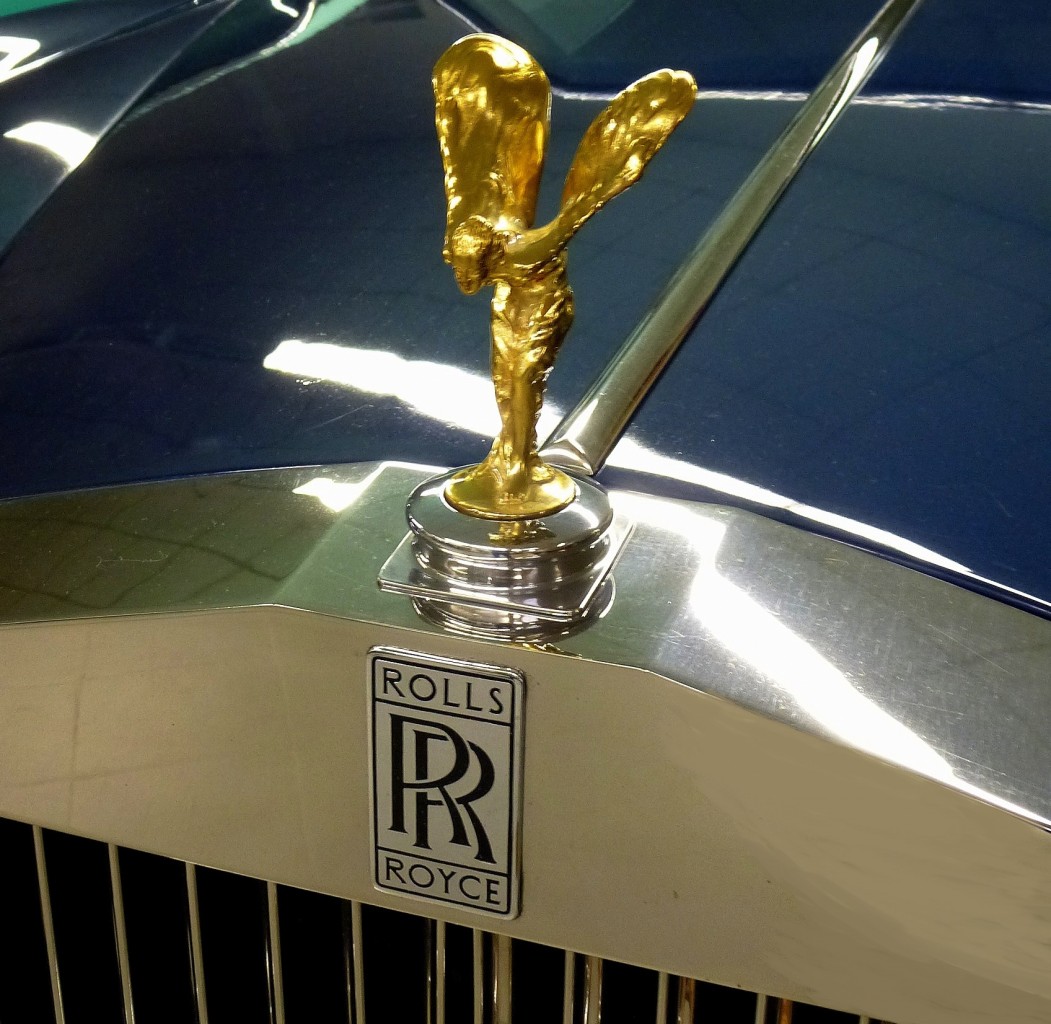 Rolls Royce Ltd., Khlerfigur  Spirit of Ecstasy  und Logo am Khler des  Silver Shadow I , Baujahr 1976, Dez.2014