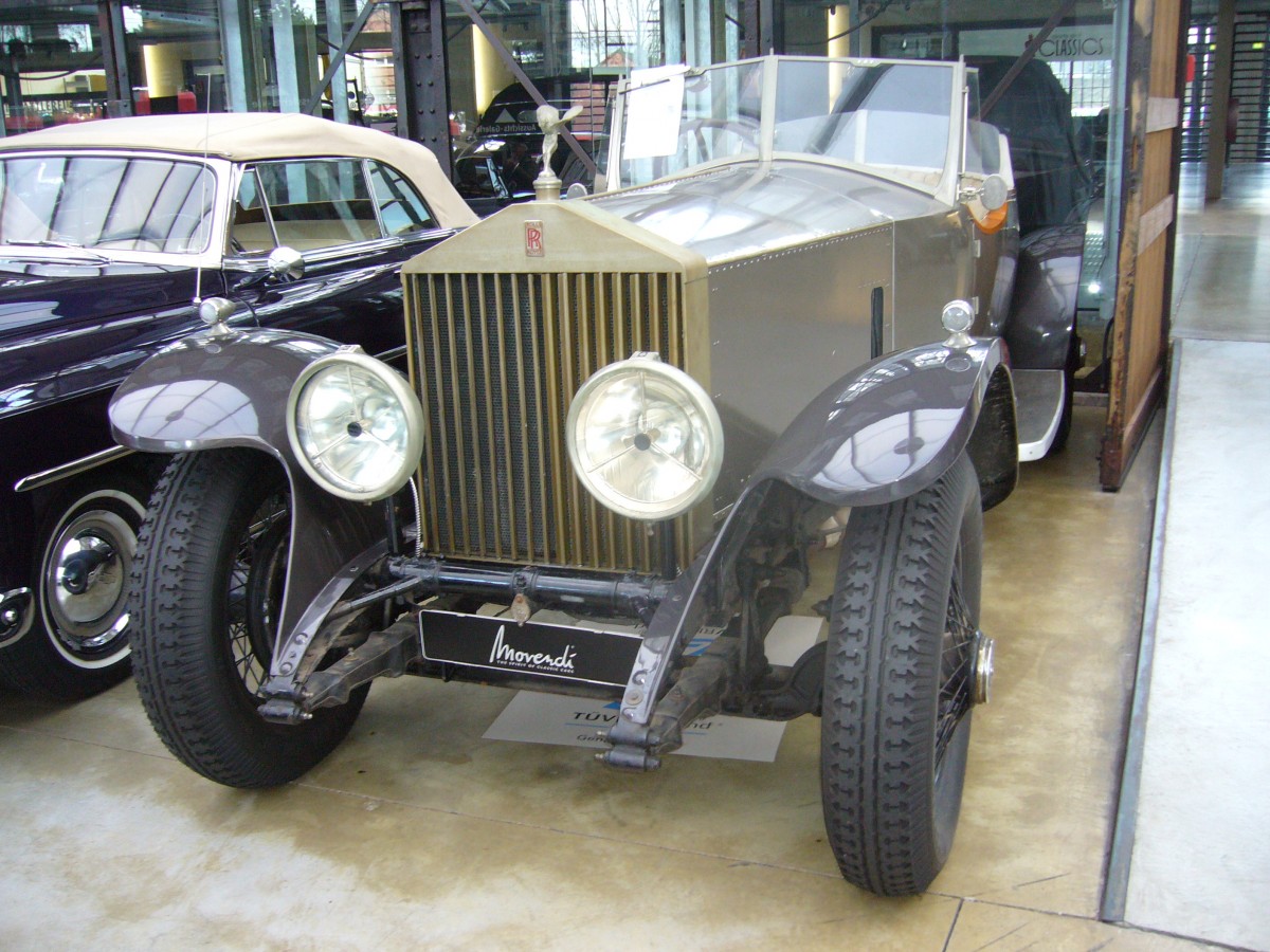 Rolls Royce Phantom I. 1925 - 1929. Der Phantom I war der Nachfolger des legendären  Silver Ghost . In der Regel lieferte Rolls Royce nur die Fahrgestelle an einen Karosseriebetrieb. Dort wurde dann der Aufbau nach Kundenwünschen vorgenommen. Der abgelichtete Phantom I wurde ursprünglich mit einer Landaulet-Karosserie von Rippon/Huddersfield-Yorkshire versehen. Im Zuge einer Restaurierung wurde dieser RR von 1929 mit einer Boat Tail Karosserie versehen. Der 6-Zylinderreihenmotor hat einen Hubraum von 7.668 cm³ Hubraum und leistet 100 PS. Classic Remise Düsseldorf am 10.01.2014.