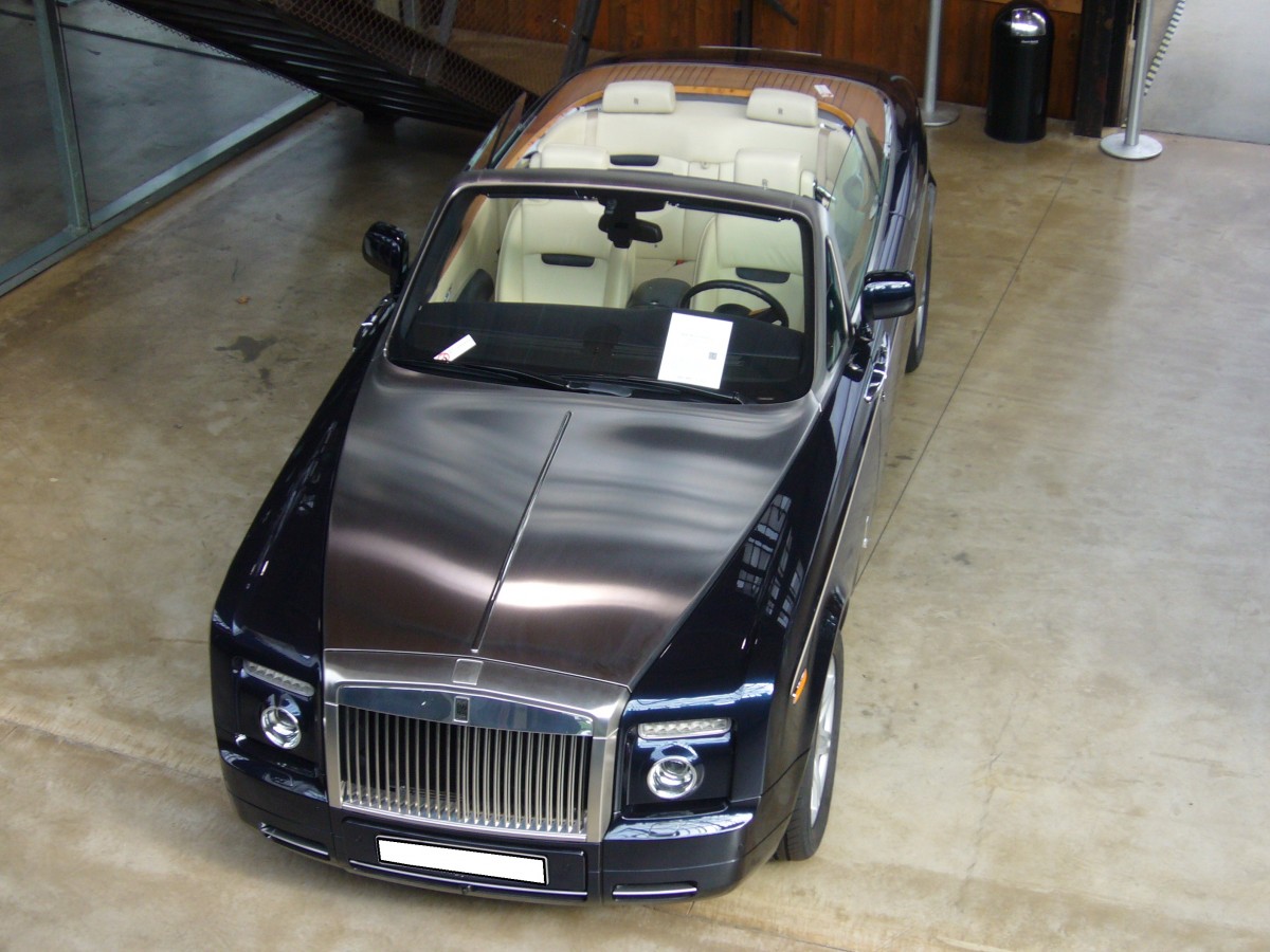 Rolls Royce Phantom VII Drophead Coupe aus dem Modelljahr 2013 aus der Vogelperspektive. Classic Remise Düsseldorf am 06.09.2015.