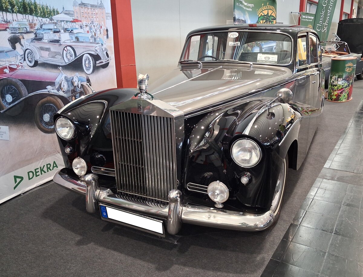 Rolls Royce Silver Cloud I aus dem Jahr 1957 mit einer so genannten  Empress-Line  Karosserie. Der Rolls-Royce Silver Cloud I  Empress“ von Hooper & Co. geh�rt zu den exklusivsten und seltensten Karosserievarianten der Nachkriegs�ra. Er verbindet das bew�hrte Fahrwerk des von 1955 bis 1958 gebauten Silver Cloud I mit dem ber�hmten, von Osmond Rivers entworfenen  Empress Line-Design . Die  Empress Line“ zeichnete sich durch flie�ende, geschwungene Kotfl�gellinien, eine abfallende Heckpartie und h�ufig vollverkleidete hintere Radh�user aus. Urspr�nglich f�r Daimler-Fahrgestelle entworfen, passte Hooper diesen unverkennbaren Stil sp�ter f�r ausgew�hlte Rolls-Royce- und Bentley-Chassis an. Vom Typ Silver Cloud I stattete Hooper coachworks etwa 35 Autos mit einer solchen Karosserie aus. Der Sechszylinderreihenmotor hat einen Hubraum von 4887 cm� und leistet rund 150 PS, die diesem  Schwergewicht  bis auf 160 km/h beschleunigen k�nnen. Techno Classica Salon in Dortmund am 25.09.2026.