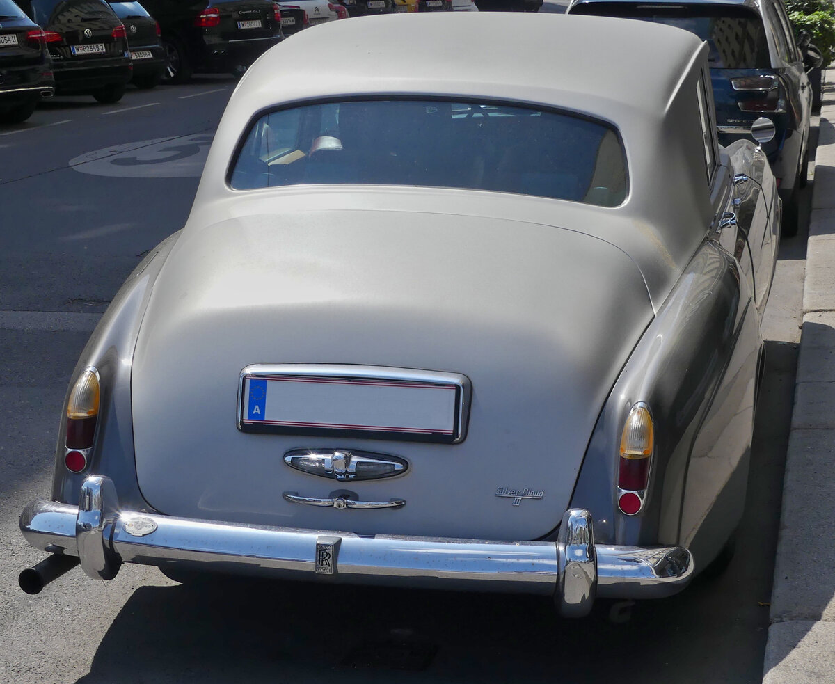 Rolls Royce Silver Cloud III, stand am Stra�enrand. 05.2026