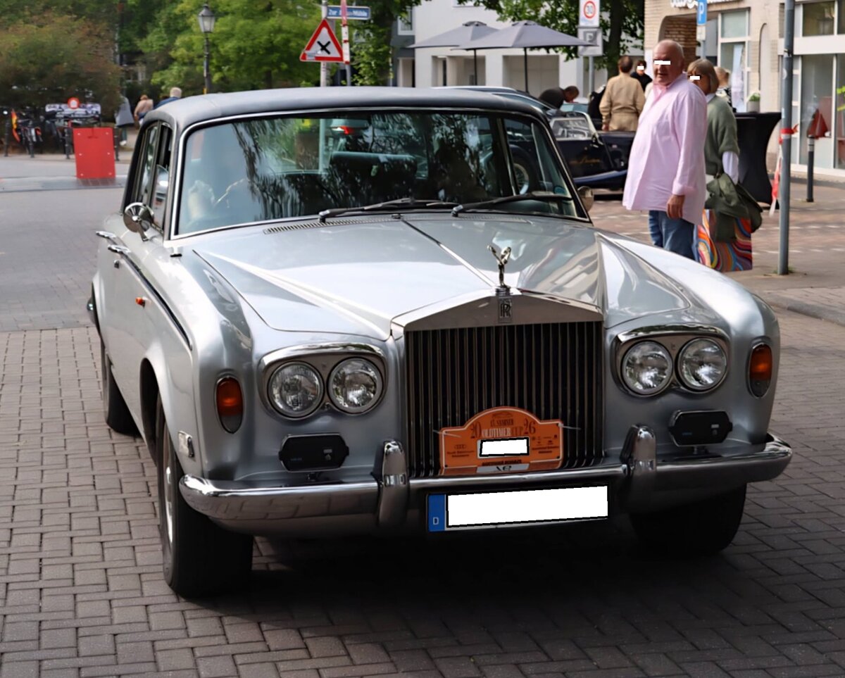 Rolls Royce Silver Shadow I, gebaut in Crewe in den Jahren von 1965 bis 1977. Der gezeigte Wagen verlie� 1975 die Werkshallen von Rolls Royce. Mit dem Silver Shadow I brachte der Hersteller aus Crewe/Cheshire ein h�chst innovatives Modell auf den Markt. Es war der erste RR mit selbst tragender Karosserie. Der V8-Motor hat einen Hubraum von 6141 cm� und leistet 178 PS. Insgesamt wurden von diesem Modell 20.605 Fahrzeuge gebaut. 13. Saarner Oldtimer-Cup am 30.08.2026 in M�lheim an der Ruhr/Saarn.