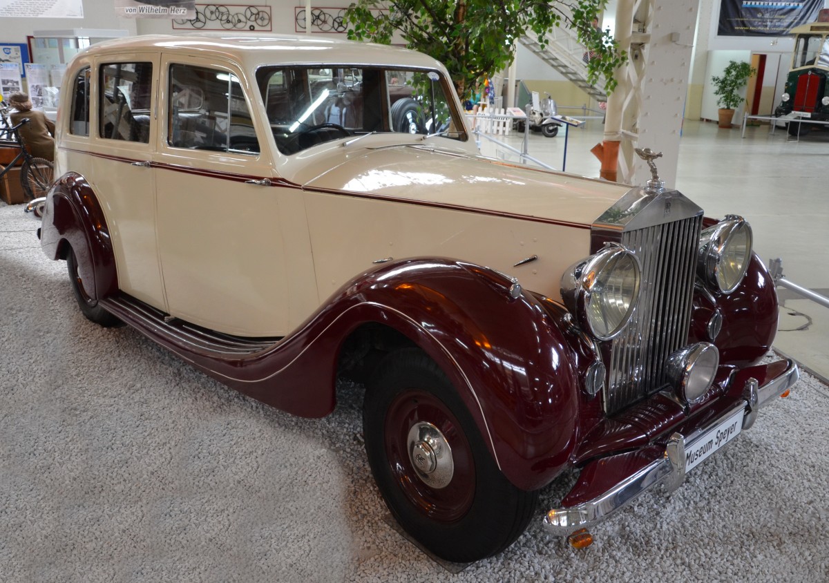 Rolls Royce SILVER Wraith, Nach dem 2. Weltkrieg wurden in England und Deutschland die Vorkriegswagen aufgemöelt und erfolgreich auf den Markt gebracht. So wurde dieser Rolls in den Jahren 1937-1940 gebaut, im Jahr 1949 in überarbeiteter Form auf den Markt. Gesehen im Museum Speyer am 09.06.2015.